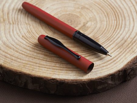 Carlton London Red Mini Magnet Pen with Elegant Design and Secure Magnetic Closure For Sale